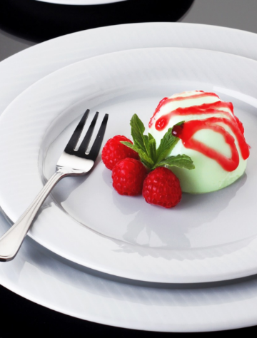 Dessert dans assiettes haut de gamme