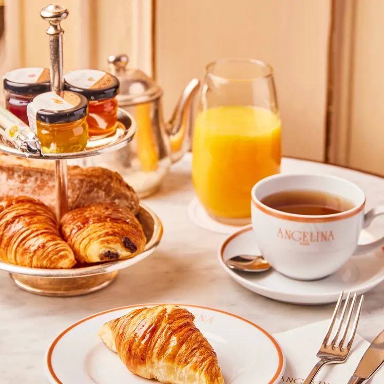 Assiettes et tasses personnalisées pour petit-déjeuner