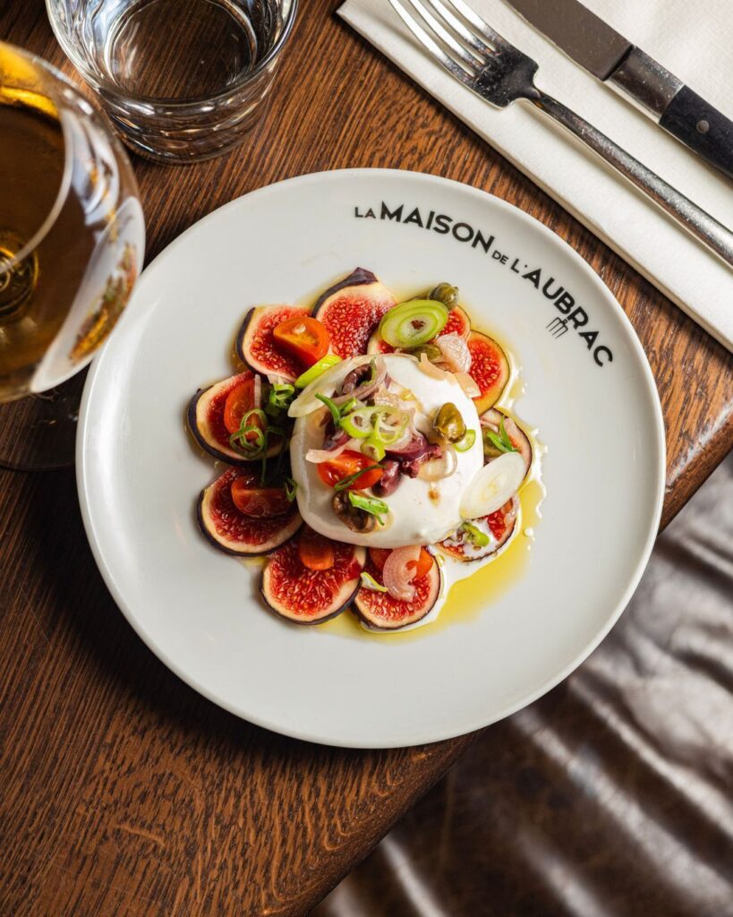 Repas avec assiettes personnalisées