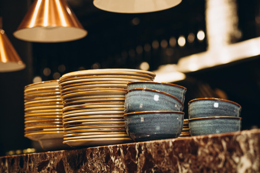 assiettes et bols de couleurs